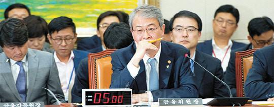 임종룡 금융위원장이 29일 서울 여의도 국회에서 열린 정무위원회 전체회의에서 의원들의 질의를 심각하게 듣고 있다.  유동일기자 eddieyou@